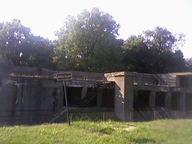 [BatteryDecatur-ruins-FtWashingtonMD-20July2008.JPG]