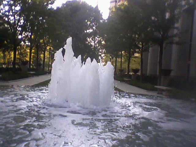 [Fountain-ChevyChaseBldg-BethesdaMD-24July2008.JPG]