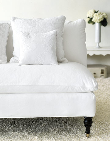 [White-couch-pillows-GTL0205-de.jpg]