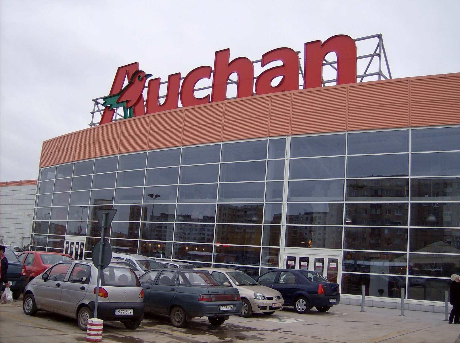 [Auchan+-+Bd.+1+Decembrie.jpg]