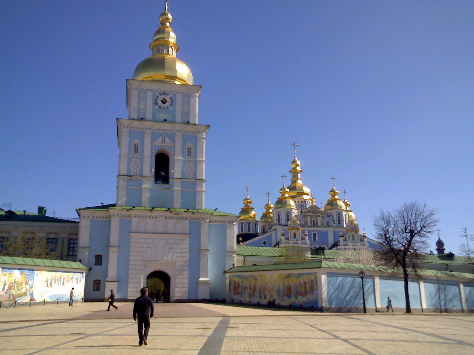 [St+Michael's+monastry+central+Kyiv,+Monday+14th+April.jpg]