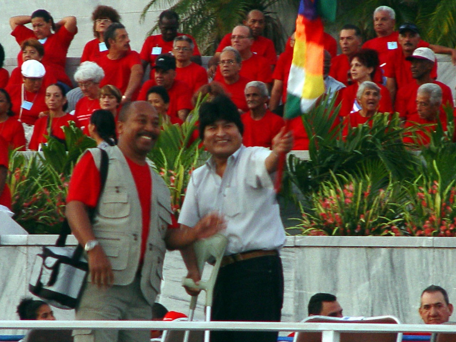 [Evo Morales saluda al llegar.jpg]