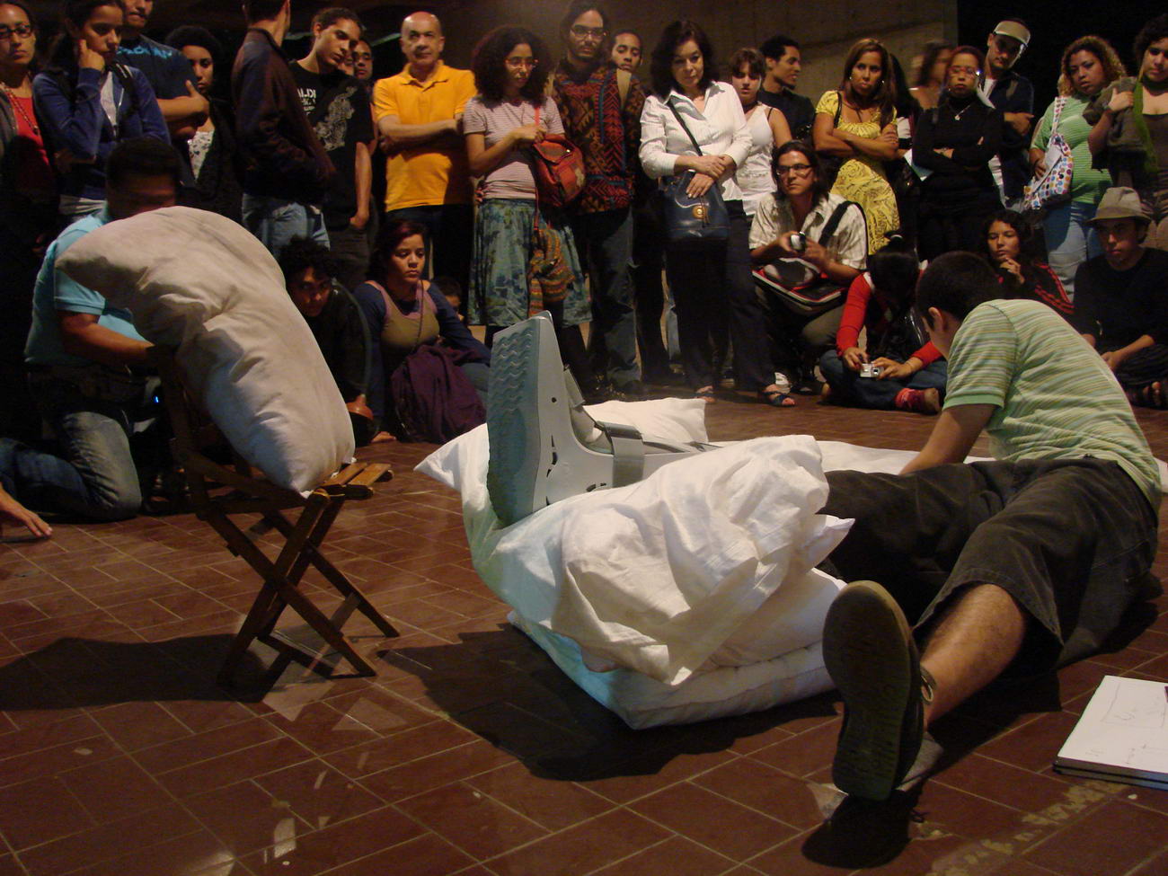 [005+OBJETUAL+Caracas+2008+Dia+4+Julian+Higuerey+Foto+Veronica+Casellas.JPG]
