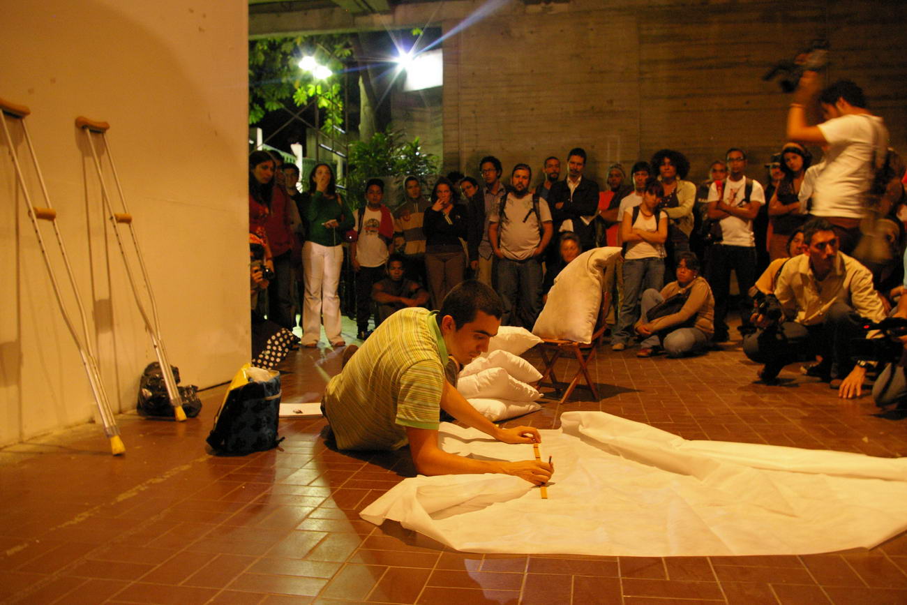 [006+OBJETUAL+Caracas+2008+Dia+4+Julian+Higuerey+Foto+Juan+Carlos+Urrutia.JPG]