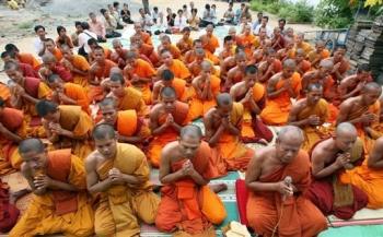 [buddhist+monks.jpg]