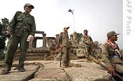 [AFP-Cambodia-temple-soldiers-18Jul08-190.jpg]