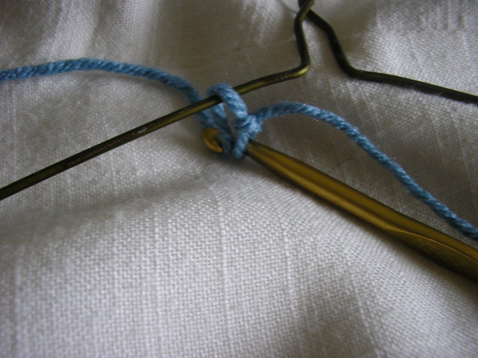 [Attaching+yarn+to+the+hanger.JPG]