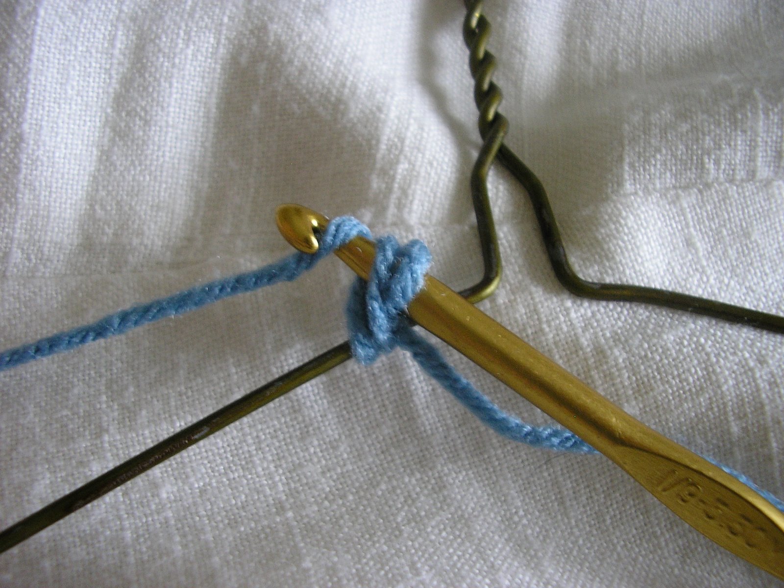 [Pulling+up+yarn+for+the+first+stitch.JPG]