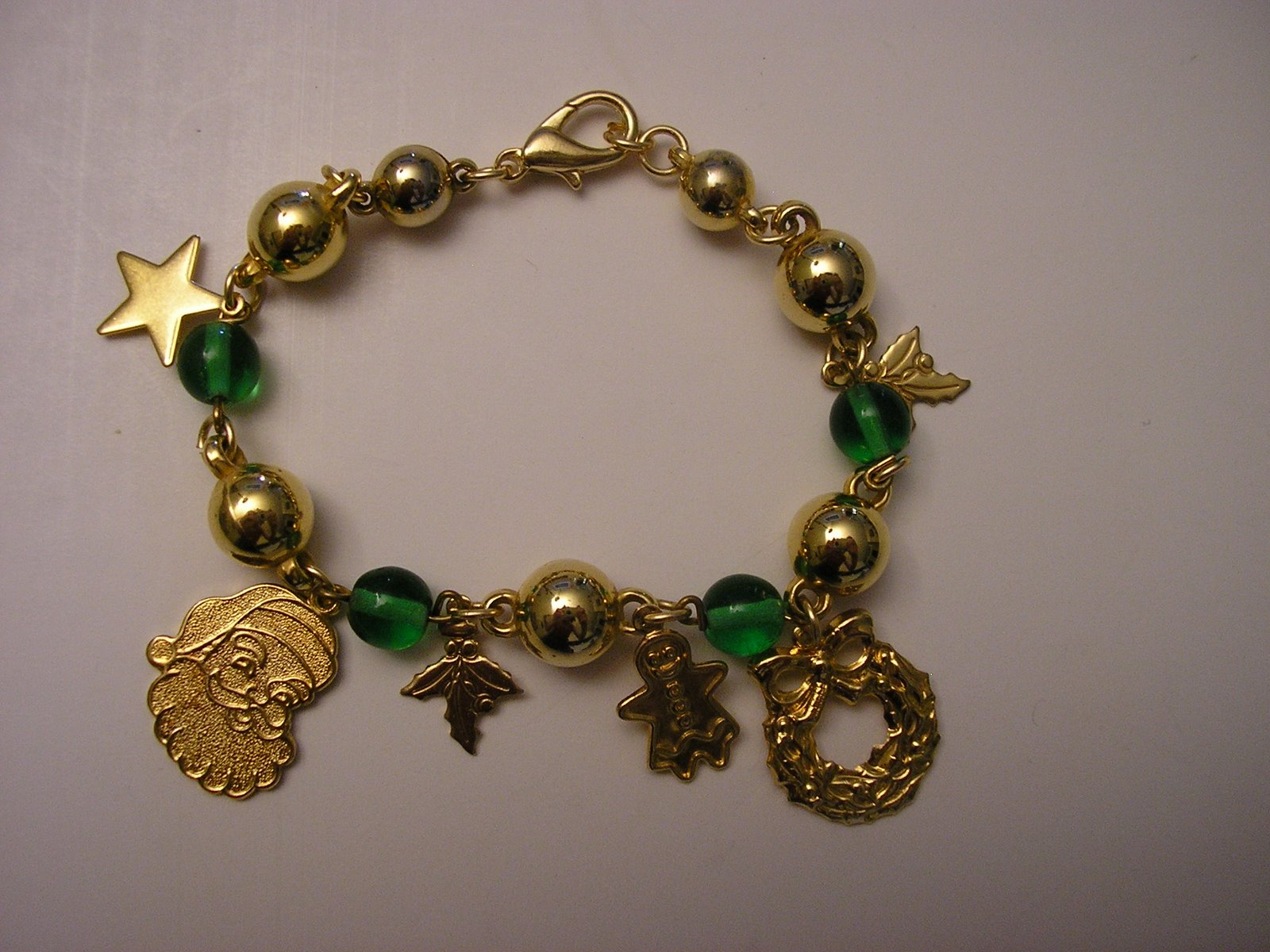 [Gold+and+Green+Xmas+Bracelet+-+close.JPG]