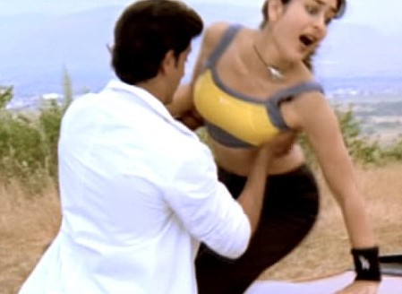 Kareena Kapoor, boobs press