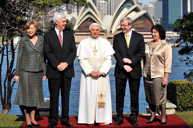 [Católicos+Romanos+Camiseta++Sydney+benedicto+entre+el+primer+Ministro+y+el+Gobernador+General+de+Australia+con+sus+esposas.jpg]