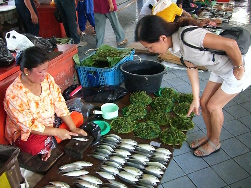 [800px-Sabah_wet_market.JPG]