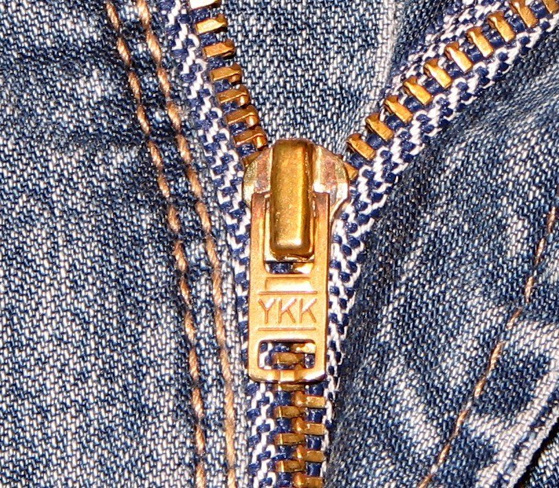 [YKK_Zipper_on_Jeans_close_up.jpg]