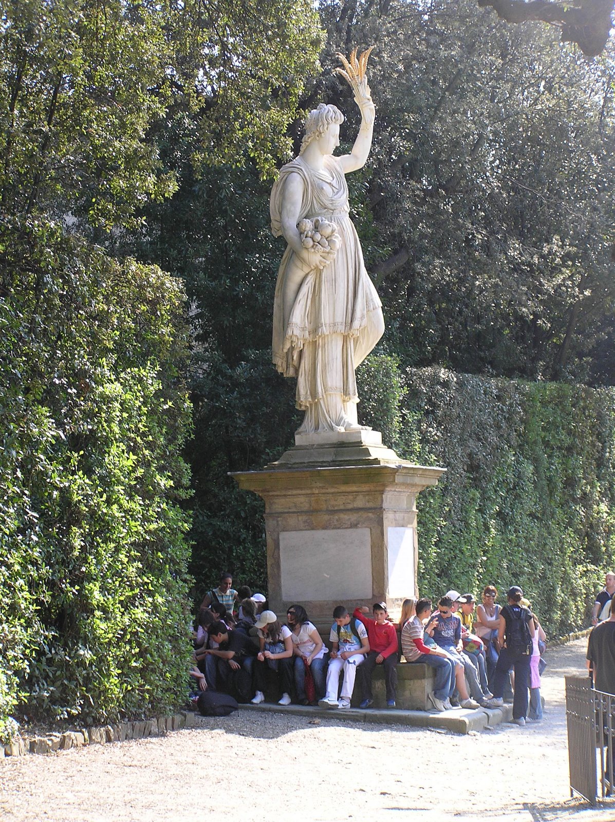 [Boboli+statue+with+schoolkids.JPG]