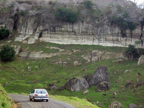 [limestone+wall+with+car.jpg]