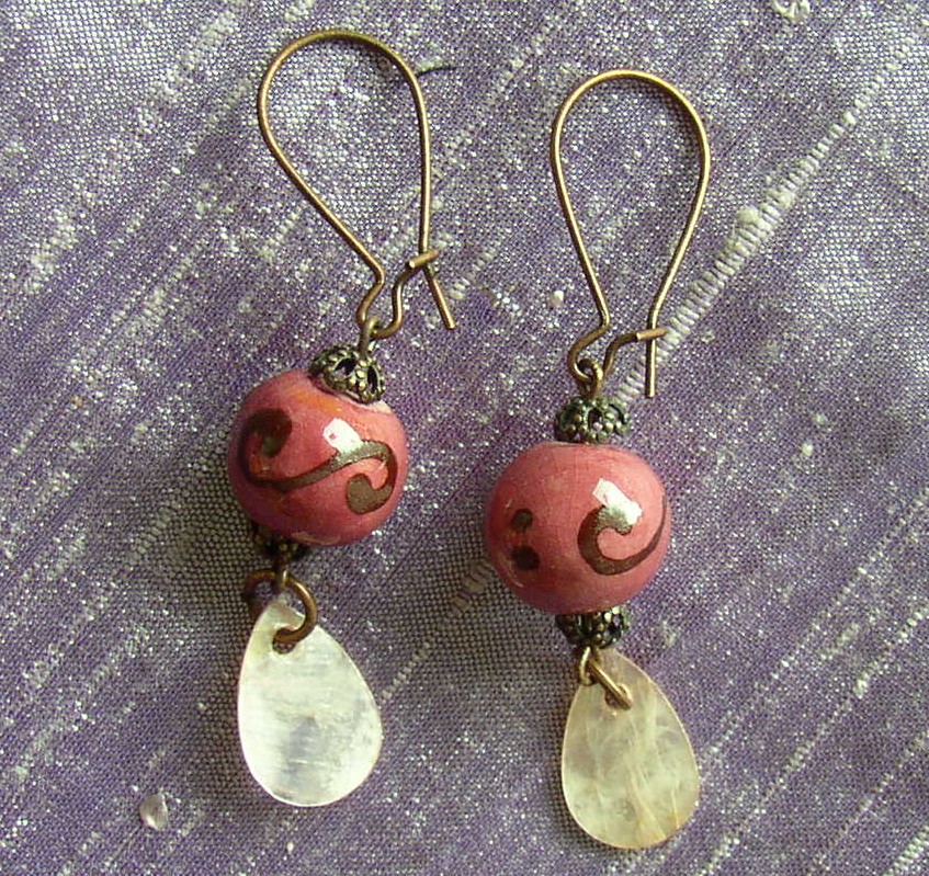 [cherry+pink+oa+bead+with+shell+earrings.jpg]