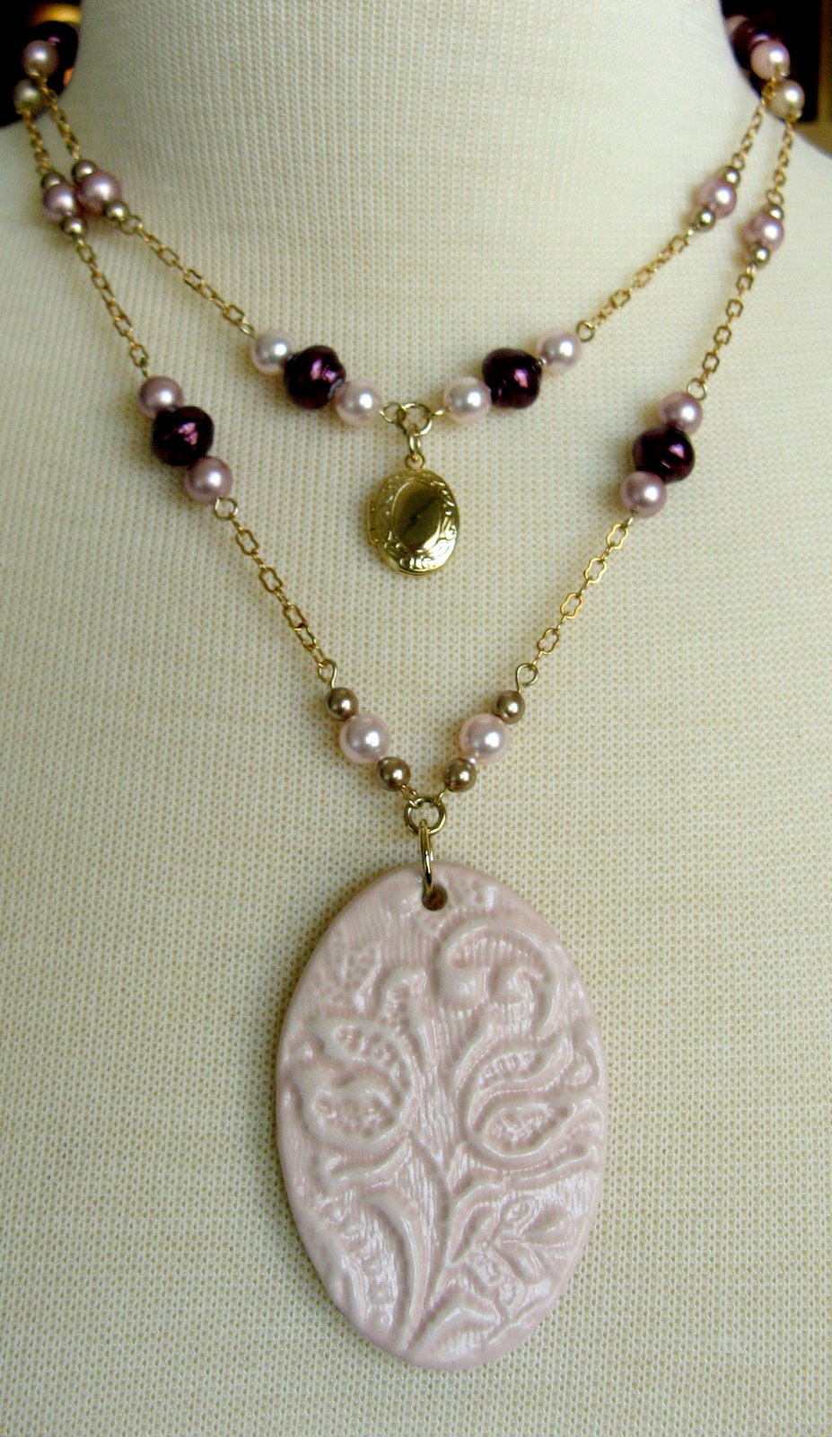 [pink+lace+clay+pendant+with+oval+pic+frame2.jpg]