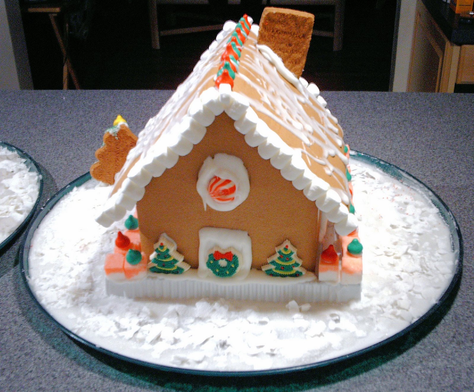 [gingerbread+house+back+01e+20061217.jpg]
