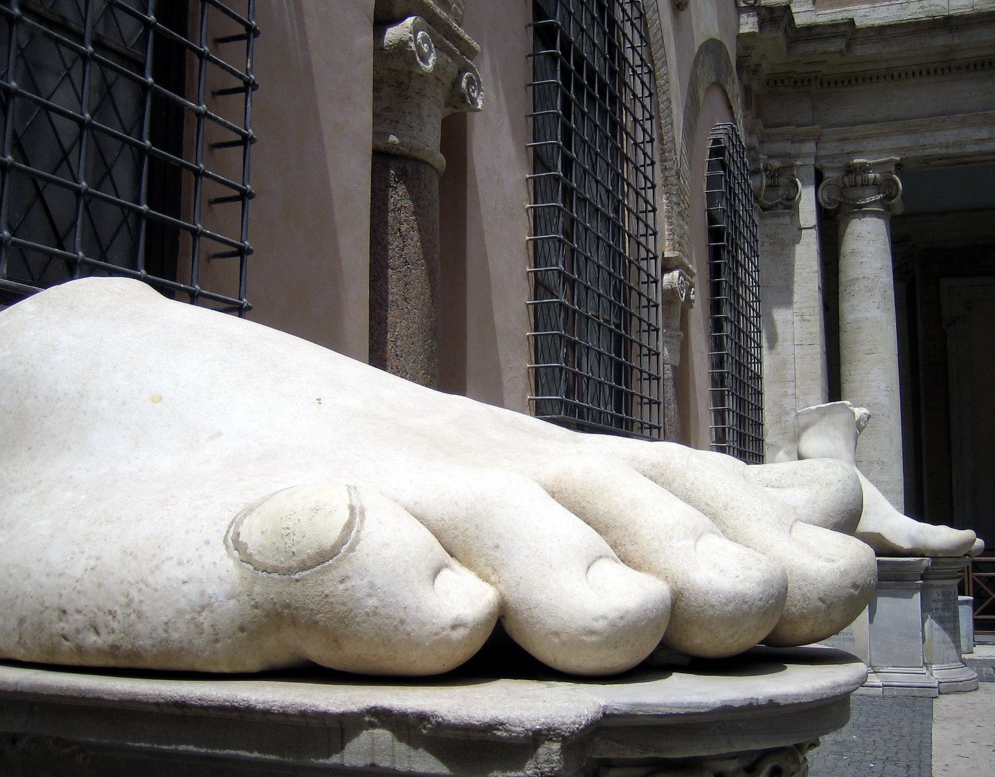 [Musei_Capitolini-statua_di_Costantino-piede-antmoose.jpg]
