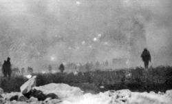 [250px-British_infantry_advancing_at_Loos_25_September_1915.jpg]