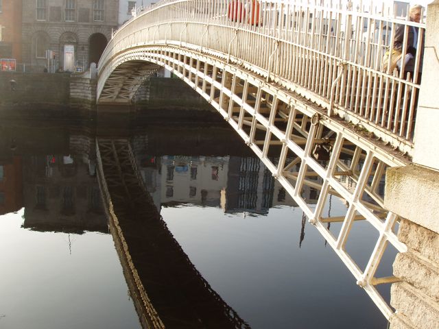 [Sweet+Bridge+on+the+Liffey+River,+Dublin.jpg]