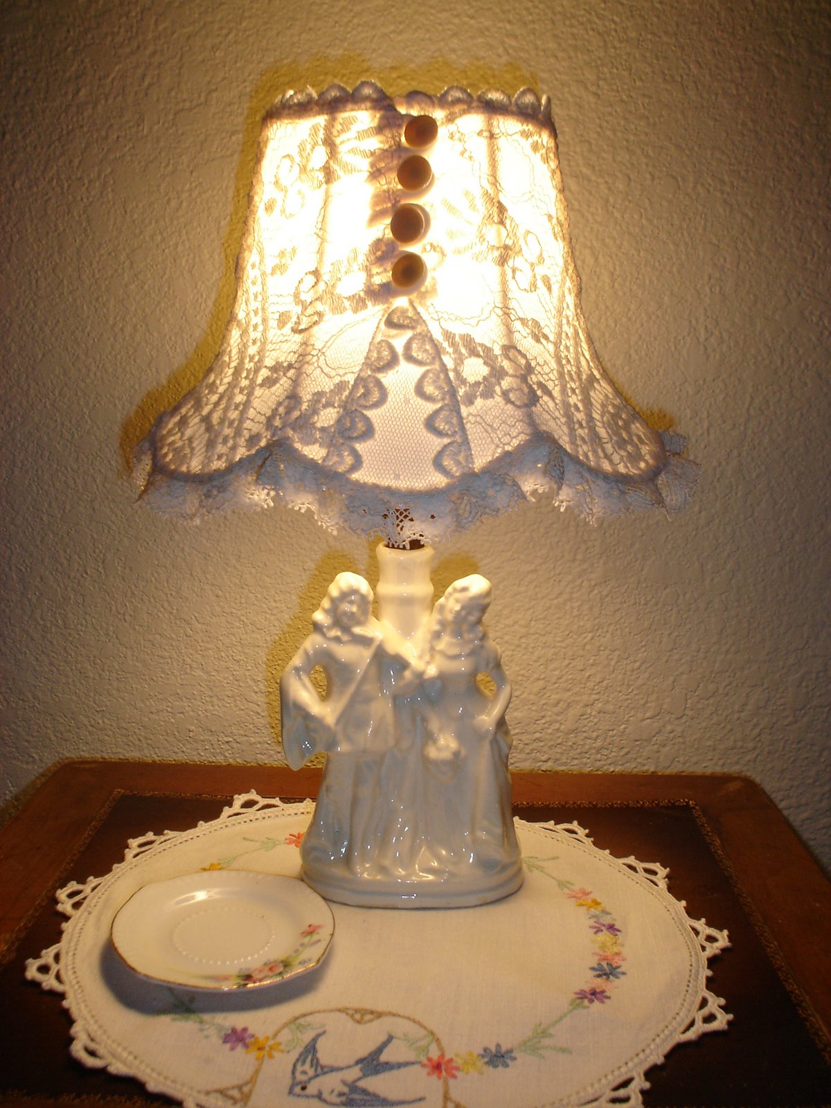[give+away+lamp+and+aqua+and+yellow+lampshade+011.jpg]