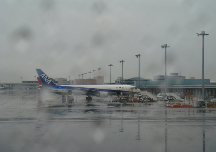 [062908c+02rainy+haneda+airport.jpg]
