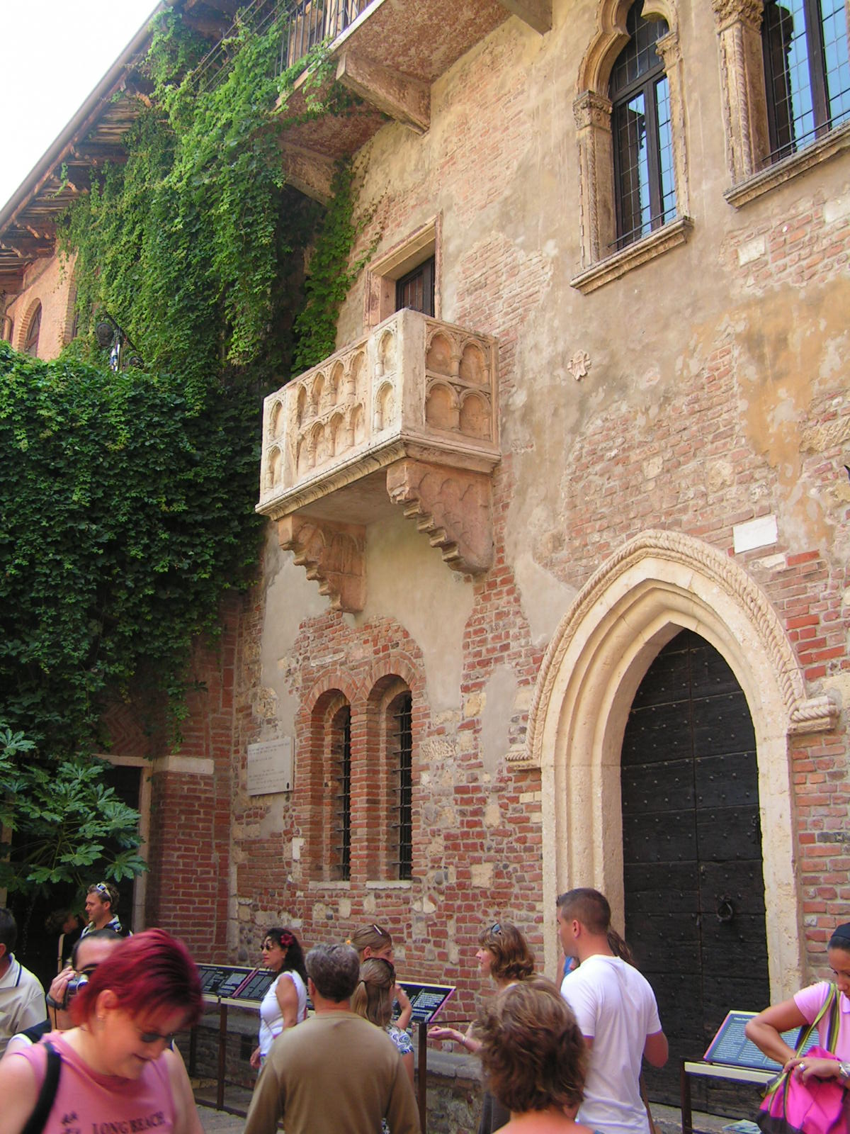 [6.24.07+02+Verona+-+Juliet's+Balcony+(1).jpg]