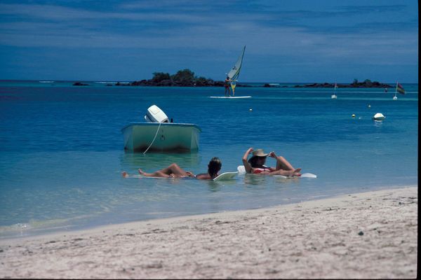 [normal_Mauritius_Relaxing_sea_boats.jpg]
