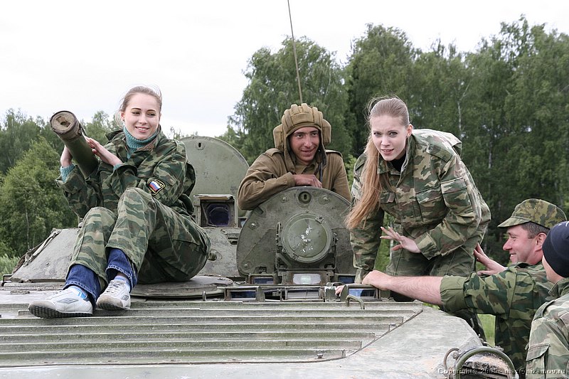 [russian_army_girls_09.jpg]