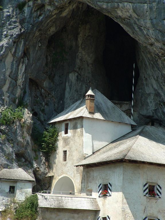 [cave_castle_slovenia_06.jpg]