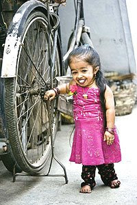 MEET TINY JYOTI, THE SMALLEST GIRL IN THE WORLD Jyoti+Amge-1