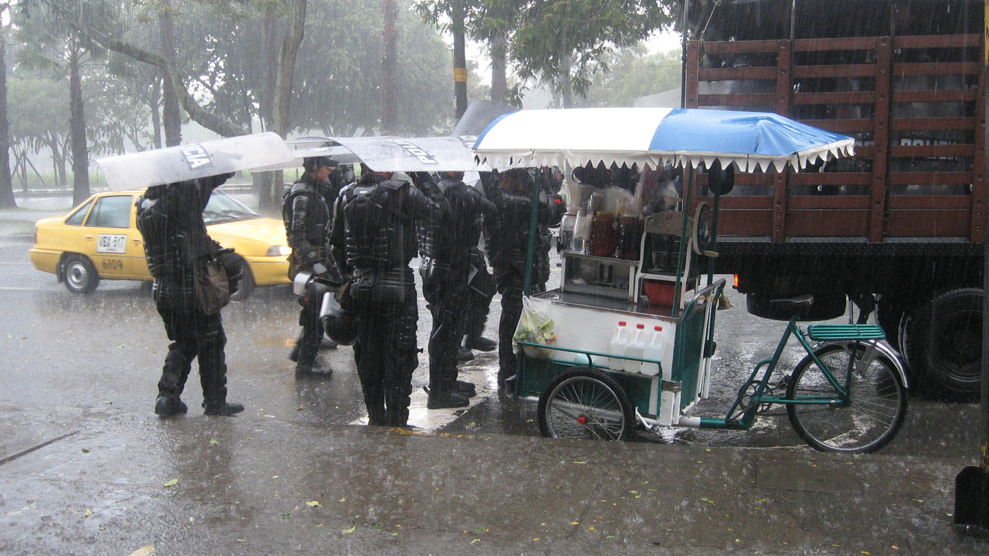 [police+in+the+rain.jpg]