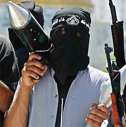 [Fatah+Terrorist+Holding+Mortar.jpg]