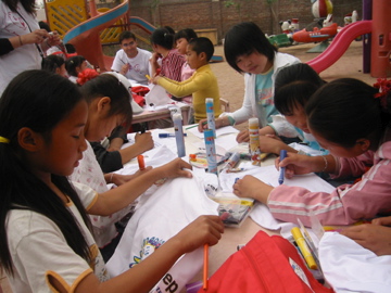 [Students+Designing+T-Shirts+Guang+Ai+Migant+School+China.jpg]