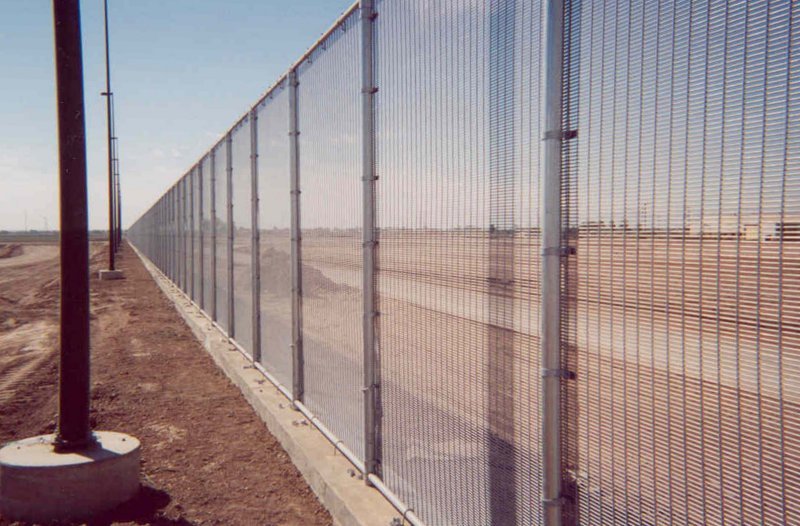 [INS+Border+Fence.jpg]