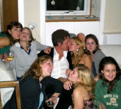 [Hugh+Grant+gets+cosy+with+a+mystery+student+blonde[3].jpg]