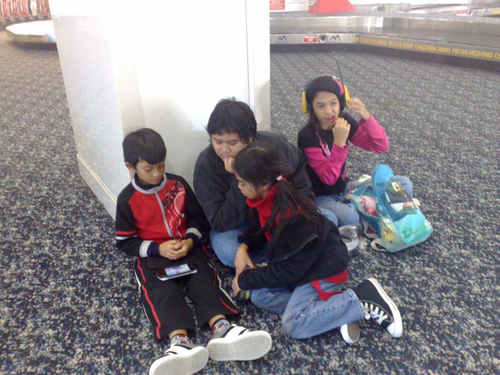 [kids+waiting+for+gcoast+flight.JPG]