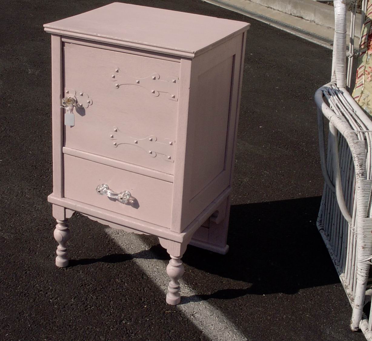 [pink+cabinet+$65.JPG]