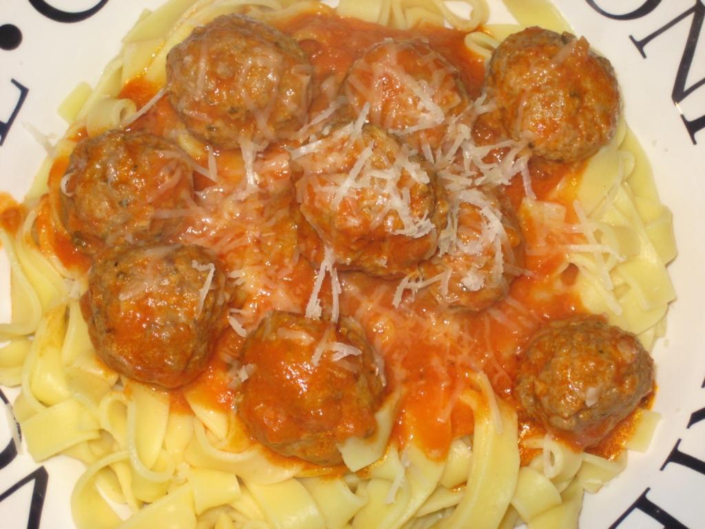 [Meatballs+and+pasta2.JPG]