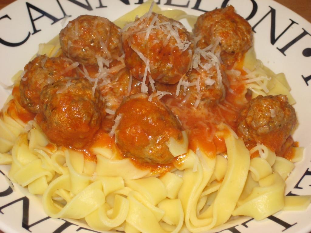 [Meatballs+and+pasta1.JPG]