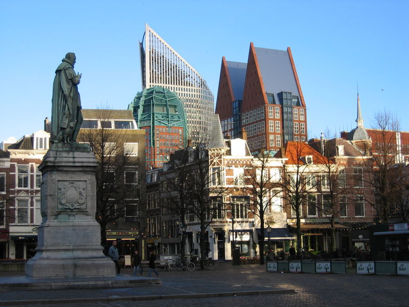[800px-A_square_in_the_center_of_the_Hague.jpg]