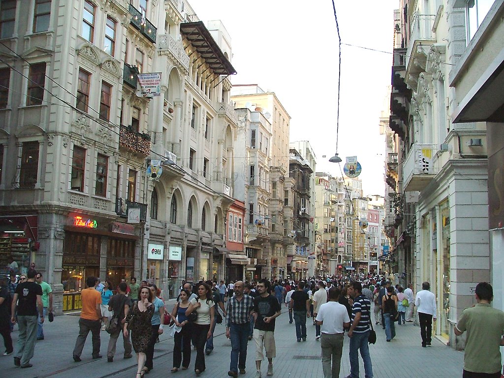 [Istiklal_Avenue_in_Istanbul_on_3_June_2007.jpg]