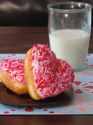 أبـــــــــــــــــــدعي في تزيين الدونات <<< بالصور Valentine+Donuts2
