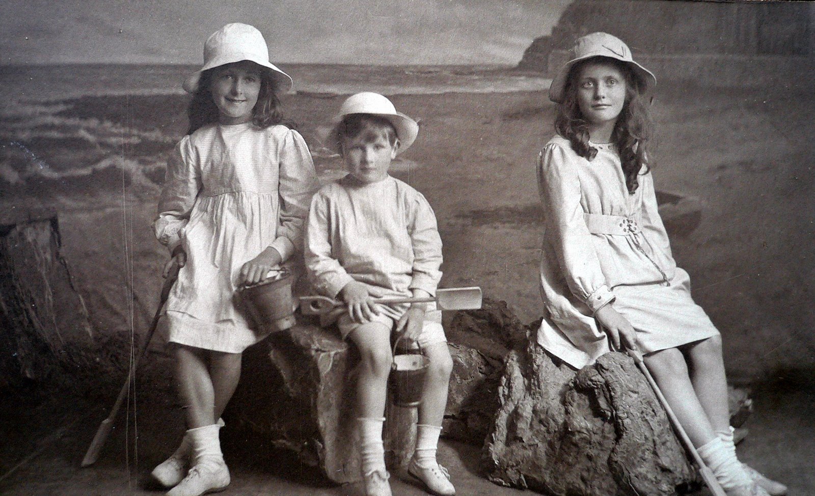 [Ruth+and+Annette+as+children.jpg]