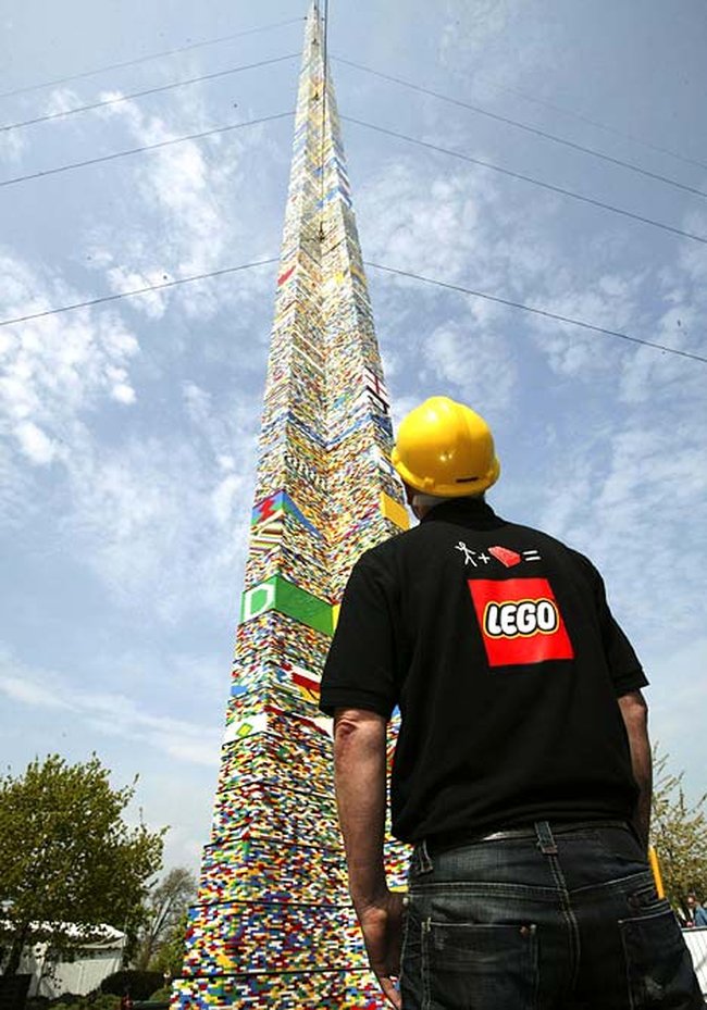 [Highest+Lego+tower+(130m)+2.jpg]