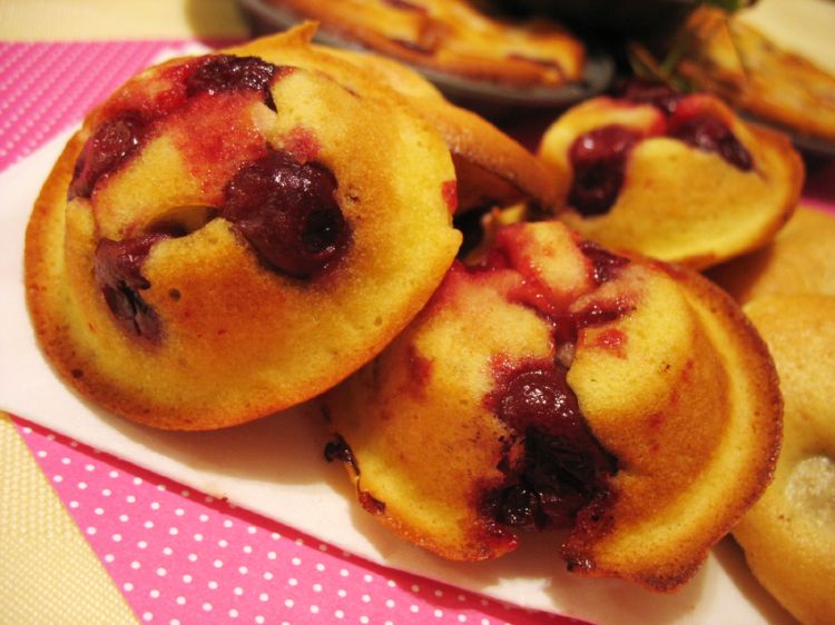 [sour+cherry+mini+muffins.jpg]