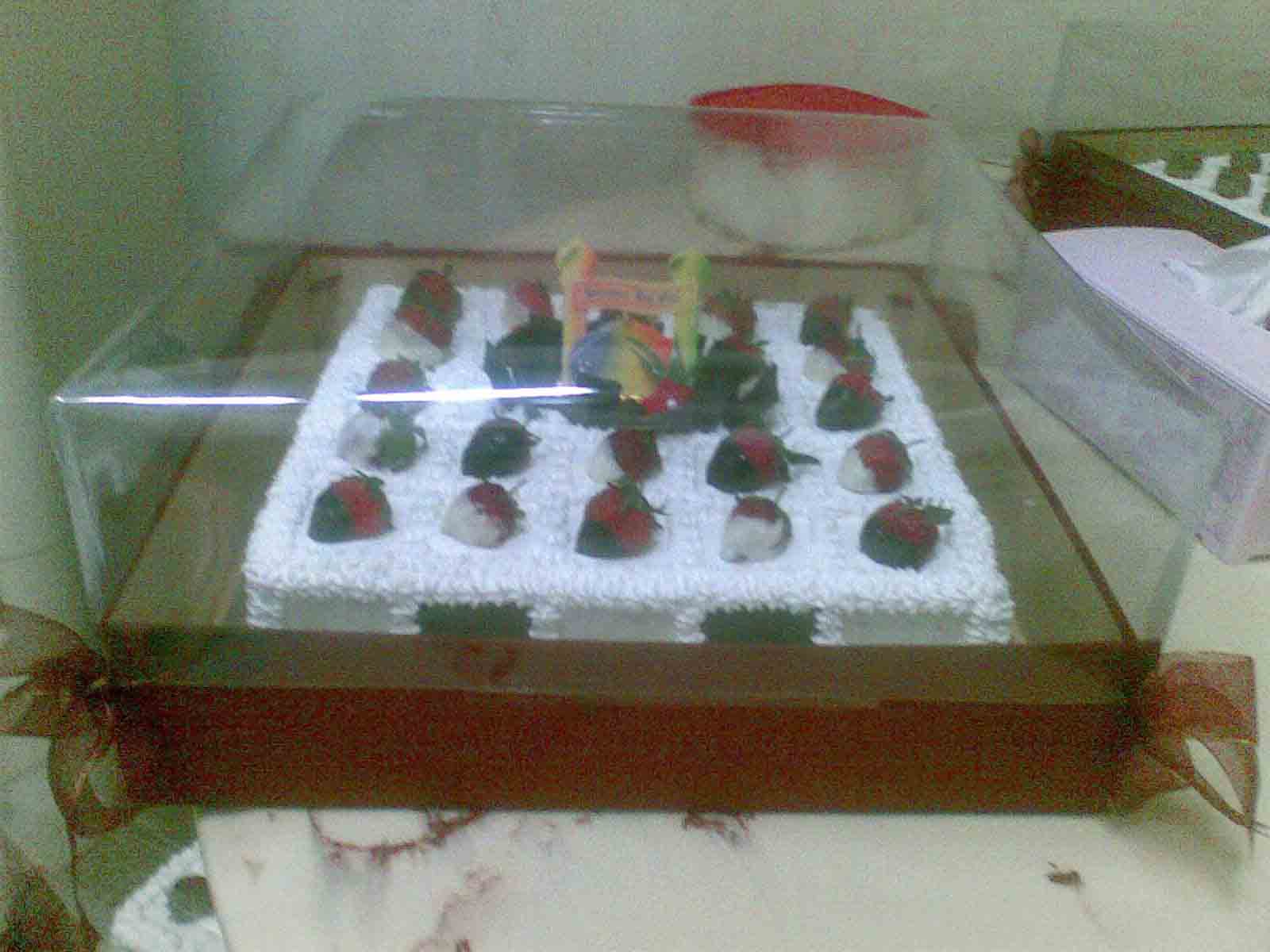 [Strawberry+Choc+Cake+&+Box.jpg]