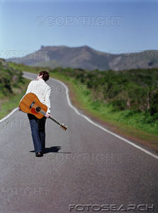 [jovem-mulher-andar-baixo-rodovia-guitarra-slung-ombro-~-200136006-001.jpg]