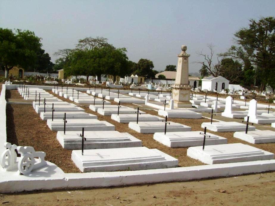 [Guine_Bissau_Cemiterio_Talhao_Central.JPG]